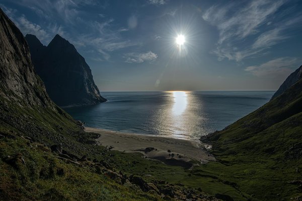 Quels sont les équipements indispensables pour un camping en région de fjords norvégiens?